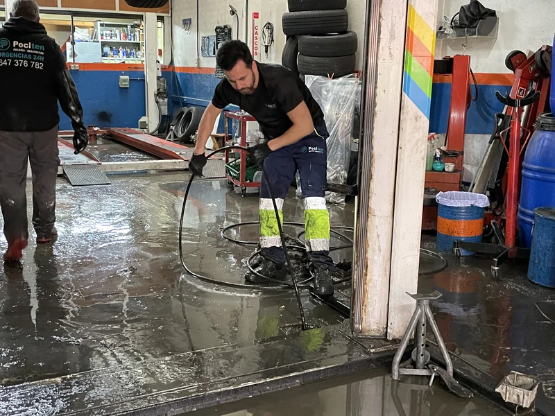Camión cuba realizando la limpieza de una red de alcantarillado con agua a presión en Cartagena