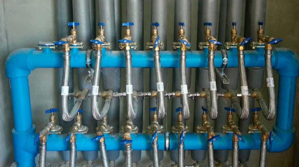 Detalle de herramientas de precisión y válvulas de fontanería profesional