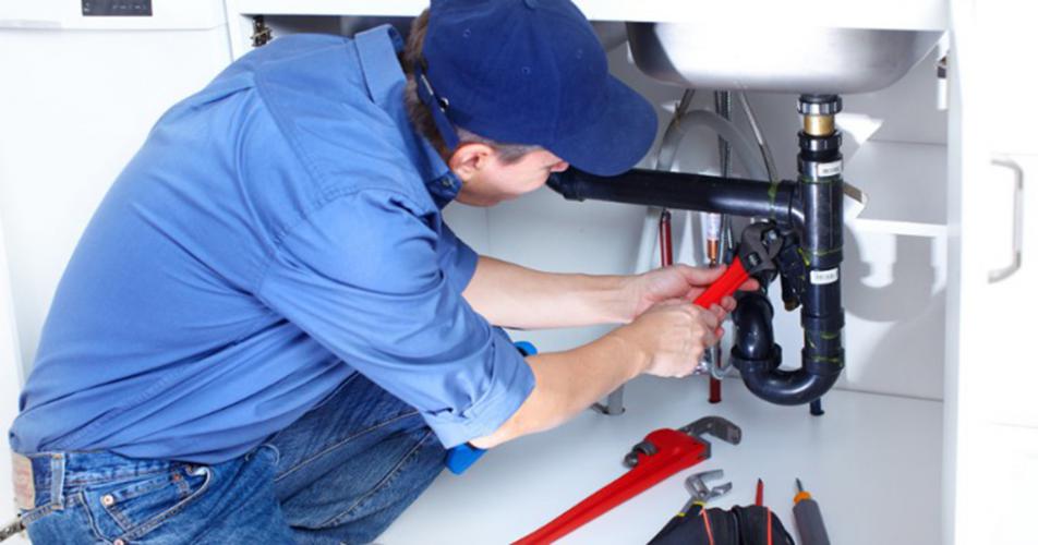 Fontanero profesional realizando reparación técnica en fregadero doméstico en Murcia